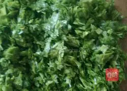 Illustration of how to make celery leaf egg pancake 1