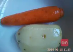 Illustration of how to make carrot and potato pancakes 1