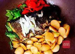 Illustration of how to make fish head stewed bean cake 20