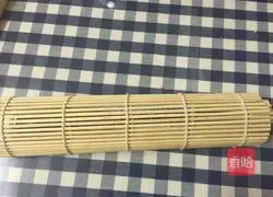 Illustration of how to make sushi seaweed rolls 12