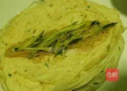 Illustration of how to make chives and egg pancake rolls with salad 8