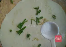 Illustration of how to make lard and scallion meat pie 8