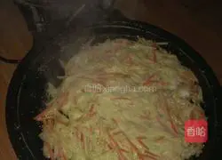 Illustration of how to make shredded potato and carrot cake 4