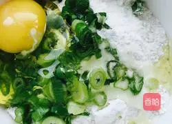 Illustration of how to make green onion and egg pancakes 3