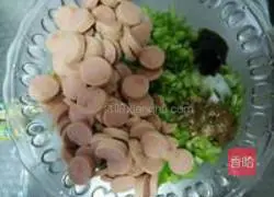 Illustration of how to make sausage noodles 3