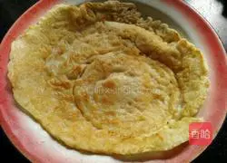 Illustration of how to make ham and egg pancake rolls 1