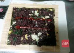 Illustration of how to make tomato, fish roe and purple rice sushi 7