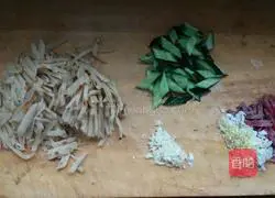 Illustration of how to make fried cakes with cucumber slices 1