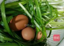 Illustration of how to make egg and leek pancakes 1