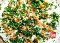 Illustration of how to make golden cakes with minced green onion and crispy oil 4