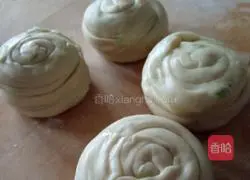Illustration of how to make green onion hand cakes 8