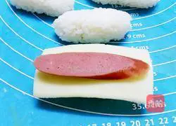 Illustration of making sausage cheese sushi 6
