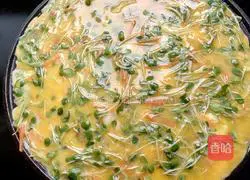 Illustration of how to make Chinese toon egg cake 8