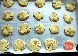 Illustration of how to make crispy walnut cake 10