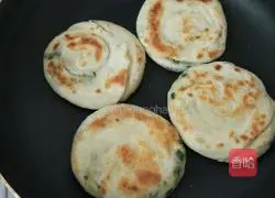 Illustration of how to make salt and pepper scallion pancake 20