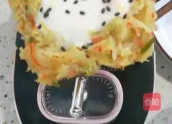 Illustration of how to make egg and potato pancakes 10