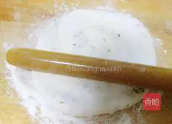 Illustration of how to make oily onion cake 13