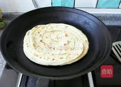 Illustration of how to make hand-grabbed pie crust 12