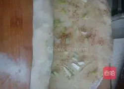 Illustration of how to make hot noodles and scallion pancakes 8