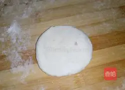 Illustration of how to make shredded pork burritos with Beijing sauce 6