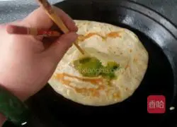 Illustration of how to make egg-filled pancakes 8