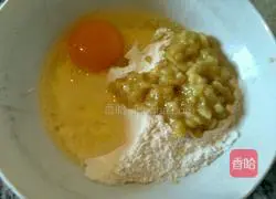 Illustration of how to make banana egg pancake 2