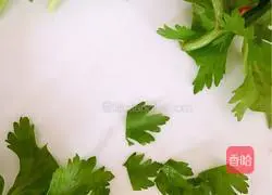 Jade Jade Fan - Illustration of how to make celery leaf omelette 13