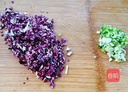 Illustration of how to make purple cabbage and radish cake 2