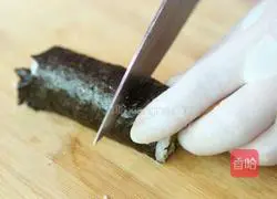 Illustration of how to dip sushi rolls in wasabi 5