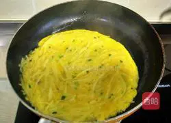 Illustration of how to make shredded potato egg pancake 10