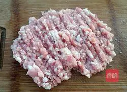 Illustration of how to make carrot and mushroom meat pie 5