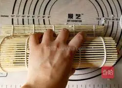 Illustration of how to make fruit and vegetable duck egg sushi rolls 12