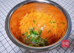 Illustration of how to make carrot and shrimp skin egg pancake 3