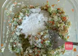 Illustration of how to make shrimp and vegetable cakes for baby food supplement 11