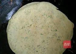 Illustration of how to make garlic egg pancake 7