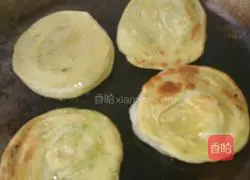 Illustration of how to make scallion pancakes 11