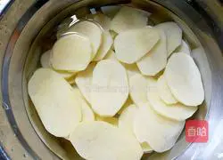 Illustration of how to fry potato slices 3
