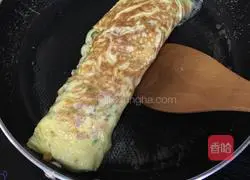 Illustration of how to make double omelette egg roll 12