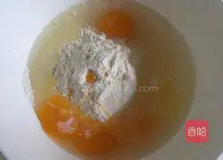 Illustration of how to make egg pancakes rolled with potato shreds 2