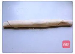 Illustration of how to make pork-filled scallion pancakes 7