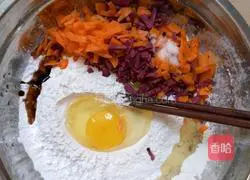 Carrot, Purple Sweet Potato and Glutinous Rice Illustration of making pancakes 2