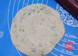 Illustration of how to make pepper, salt and scallion pancakes 18