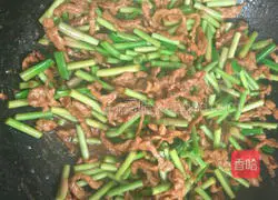 Fried pancakes with garlic moss and shredded pork Practice illustration 6