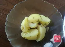 Illustration of how to make potato pancakes 1