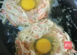 Illustration of how to make potato shredded pancakes 6