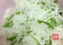 Illustration of how to make egg pancakes with green pepper and potato shreds 2