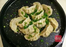 Illustration of how to make dumplings with an electric pan 6