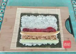 Illustration of how to make meat floss, banana and cucumber sushi 9