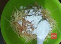Illustration of making potato shredded cake 3