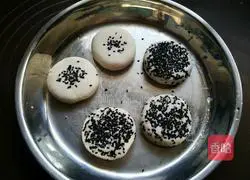 Illustration of making glutinous rice flour sesame cake 3